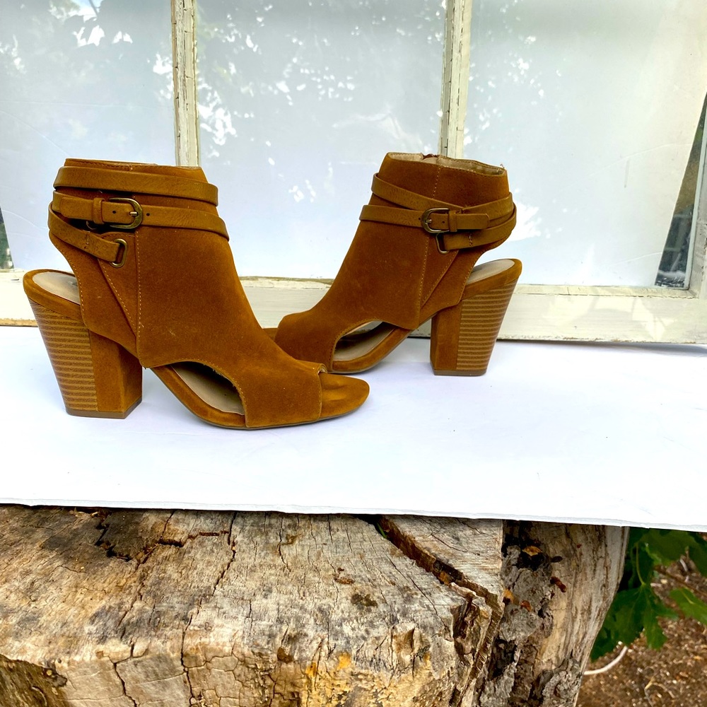 Adorable peep-toe Suede boots by White Mountain